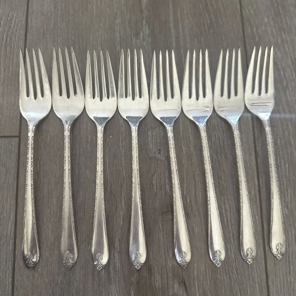 LOT OF 8 WM‎ ROGERS & SON VTG c194O EXQUISITE SILVERPLATED SALAD FORKS